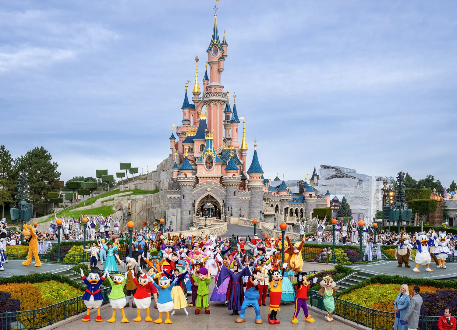 CDG to Disneyland Paris Transfer 2025: Best Private Shuttle & Taxi Prices from €65